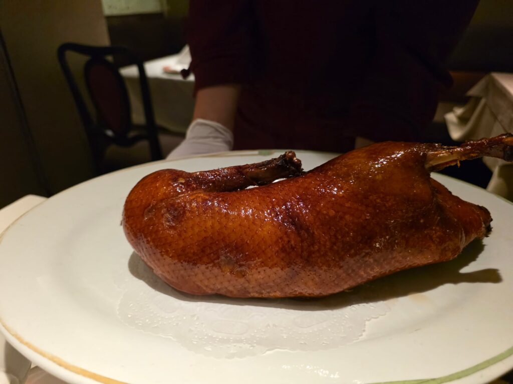 中國飯店 六本木店で提供前に披露された北京ダック