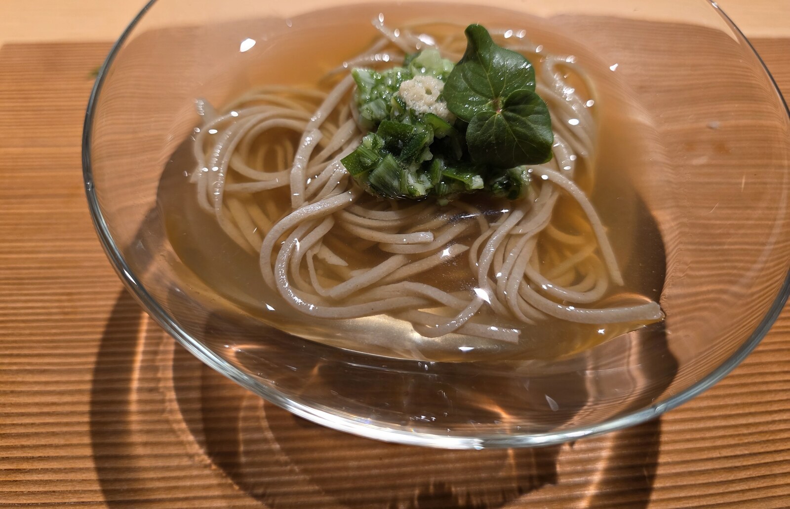 青味を添えた冷たい蕎麦