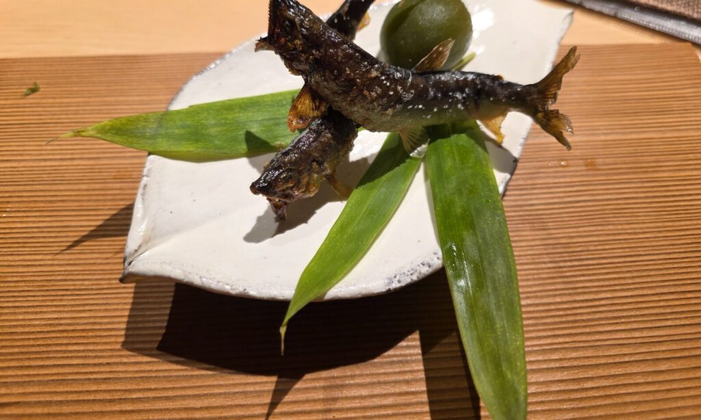 だいで供された小鮎の焼き物