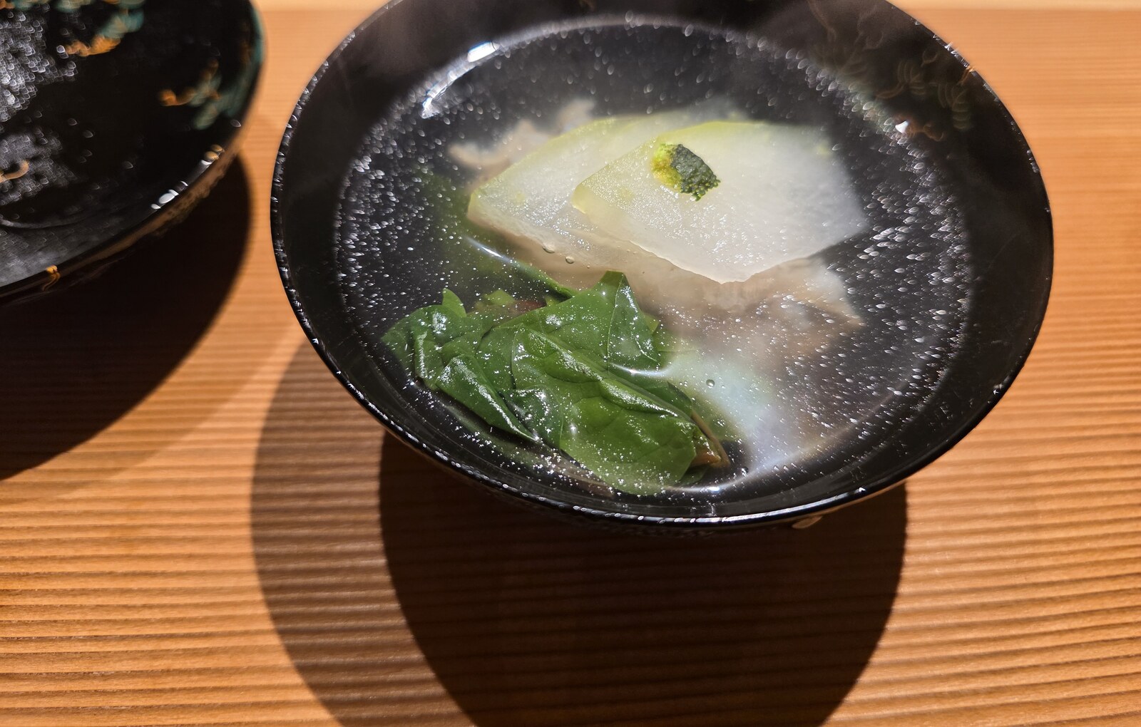 鱧と青菜を合わせた澄んだ吸い物
