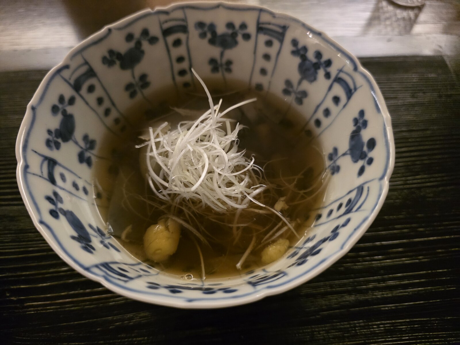 白髪ねぎを添えた温かい出汁料理