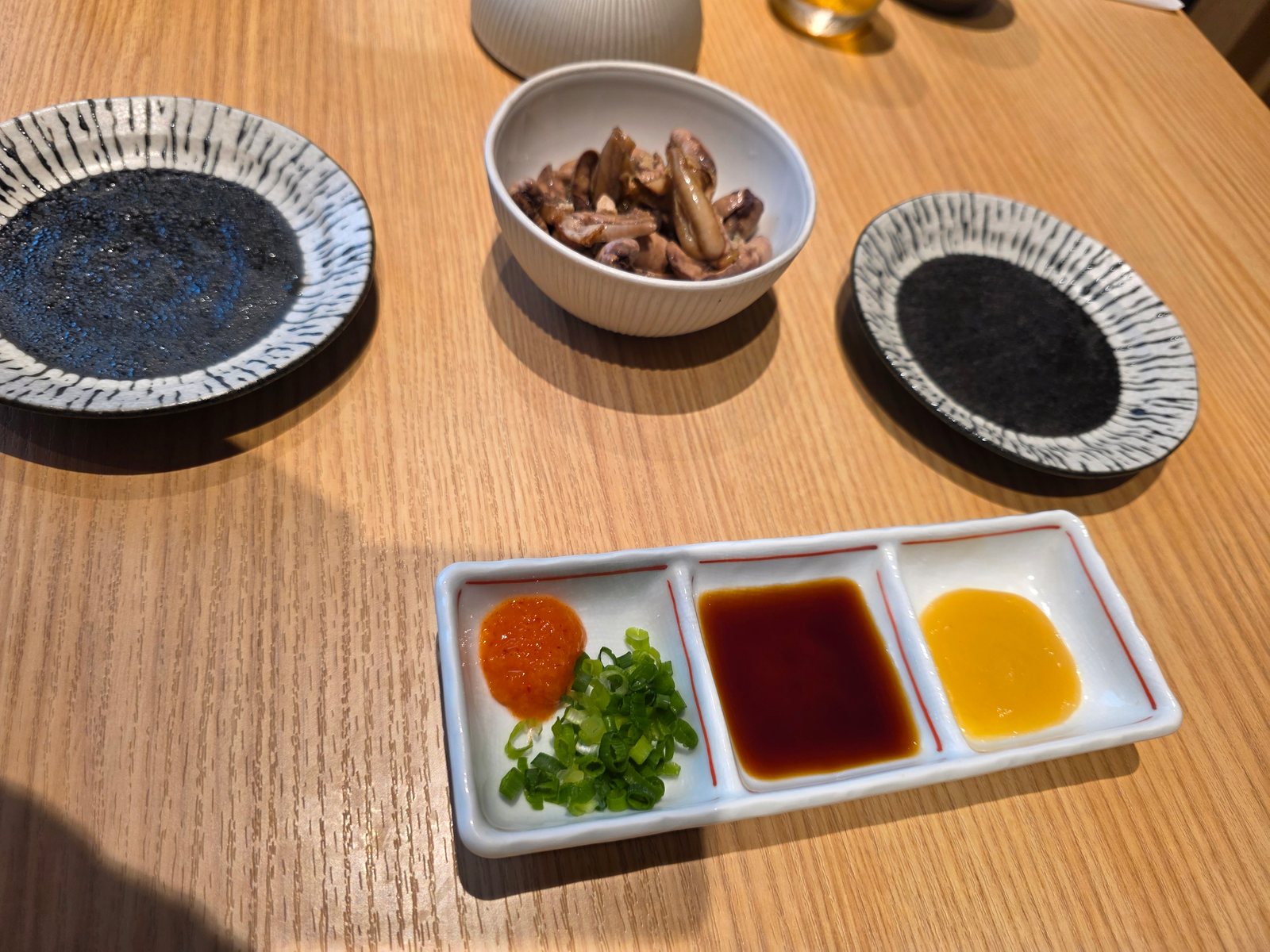 まるや本店 JR名古屋駅店でひつまぶしを待つ間に味わった一品料理と薬味