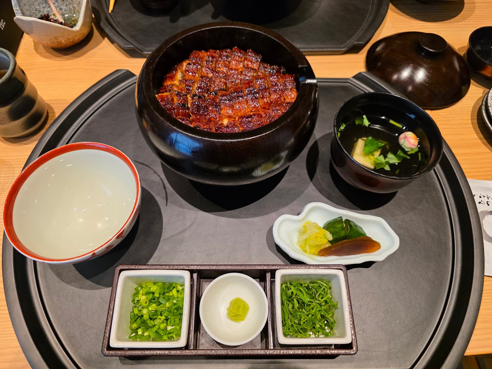 まるや本店 JR名古屋駅店のひつまぶしと薬味、吸い物