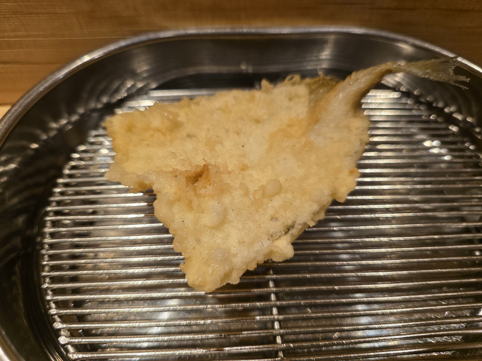 薄い衣で揚げられた季節の天ぷら