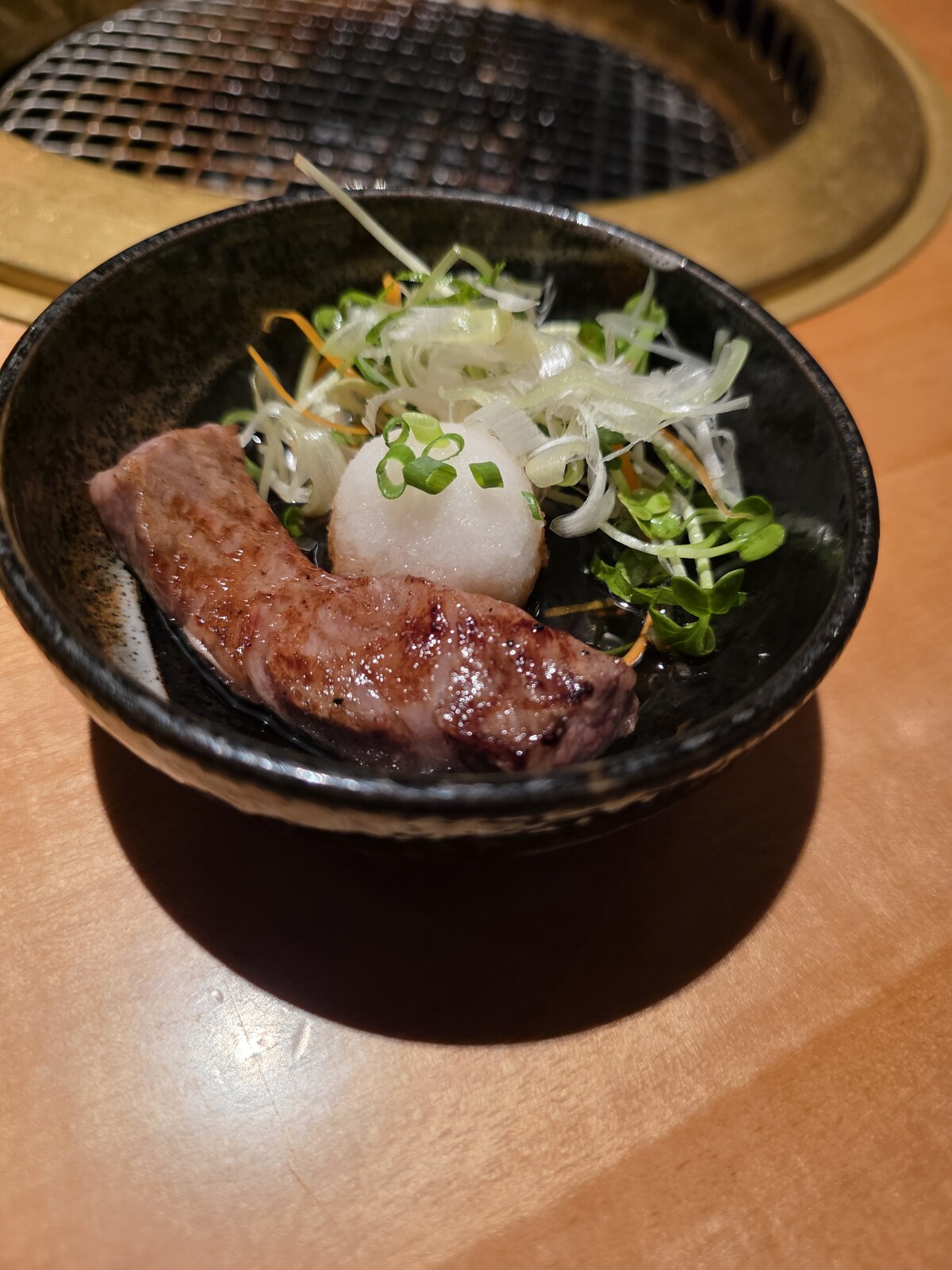 焼き上げた牛肉と香味野菜の一皿