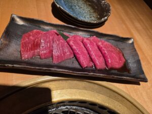 よろにくのコースで供された肉の盛り合わせ