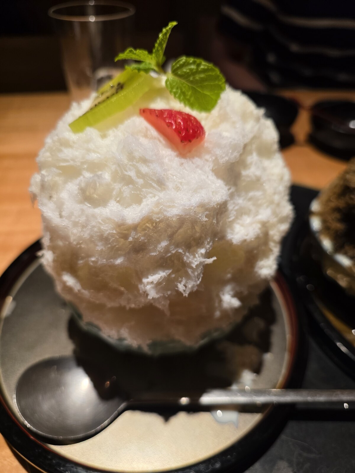 果物とミントを添えた白いかき氷