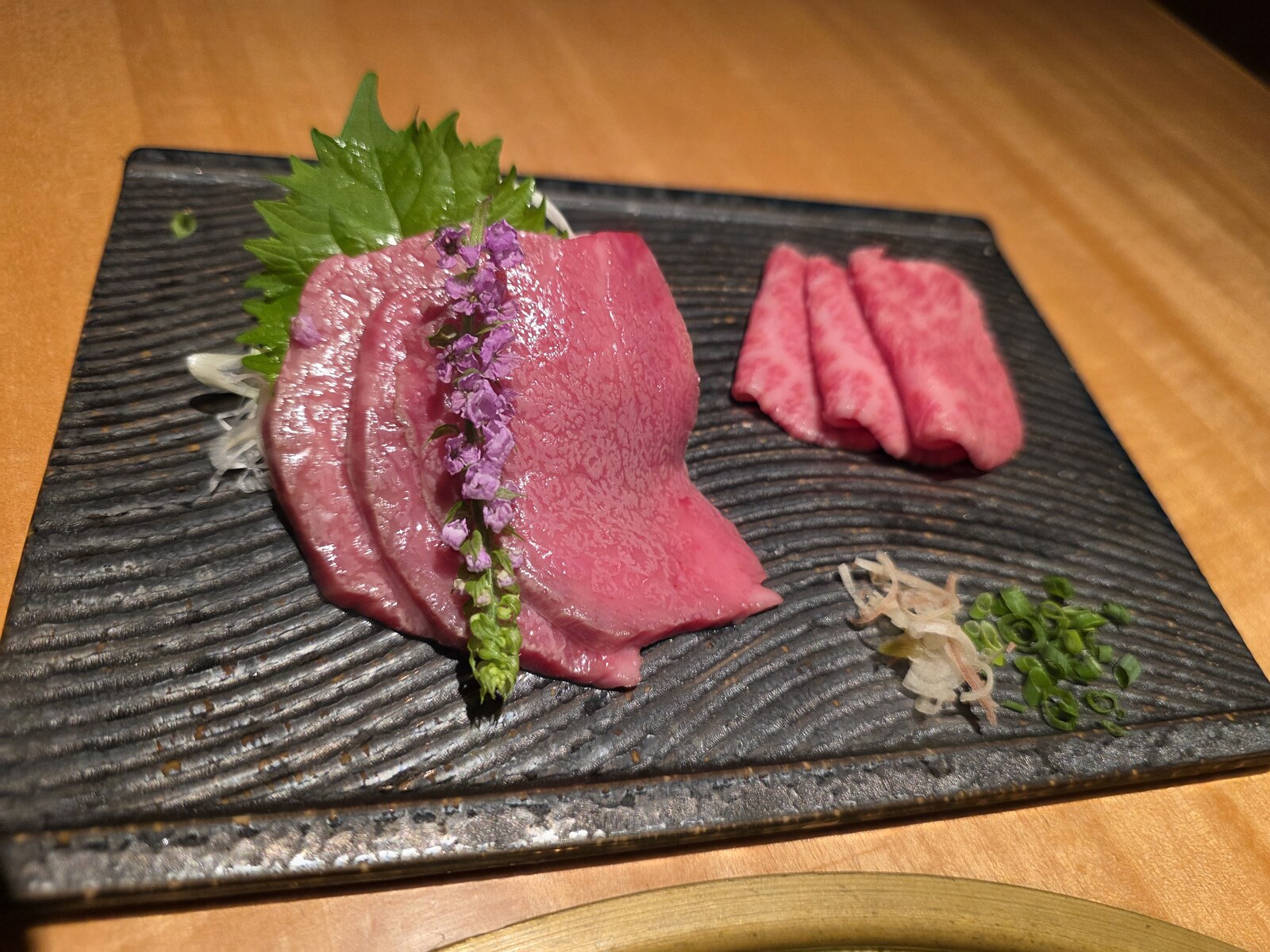 薬味を添えたよろにくの牛タン