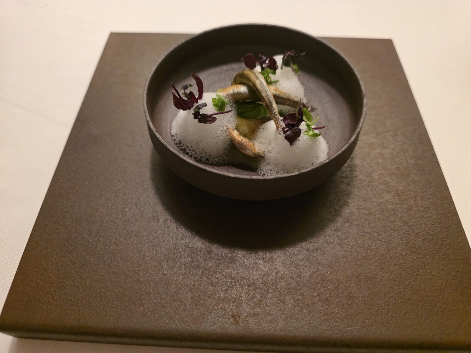 黒い器で供されたInstallation Table ENSOのコース料理