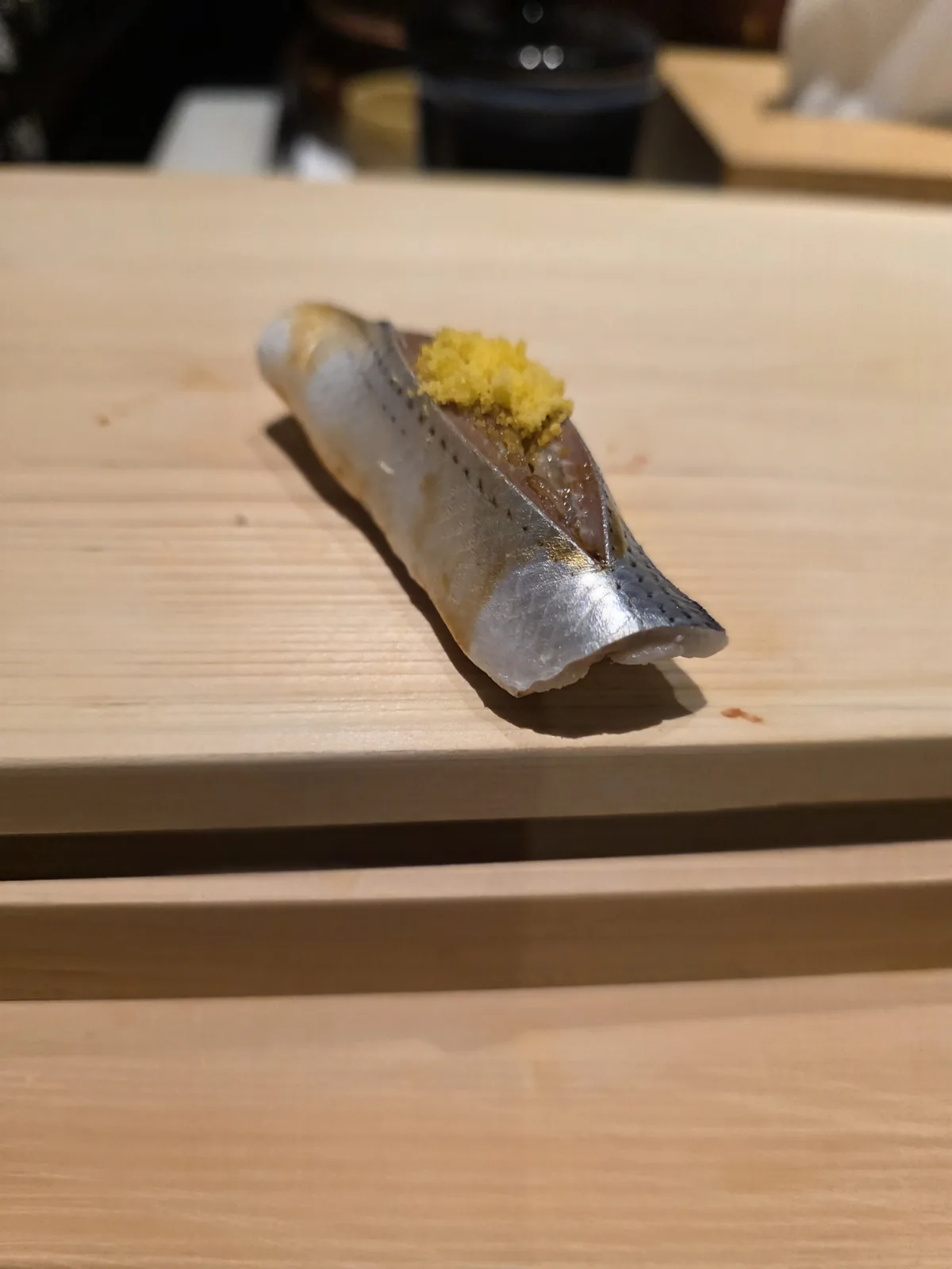 姫沙羅で提供された銀皮の魚の握り