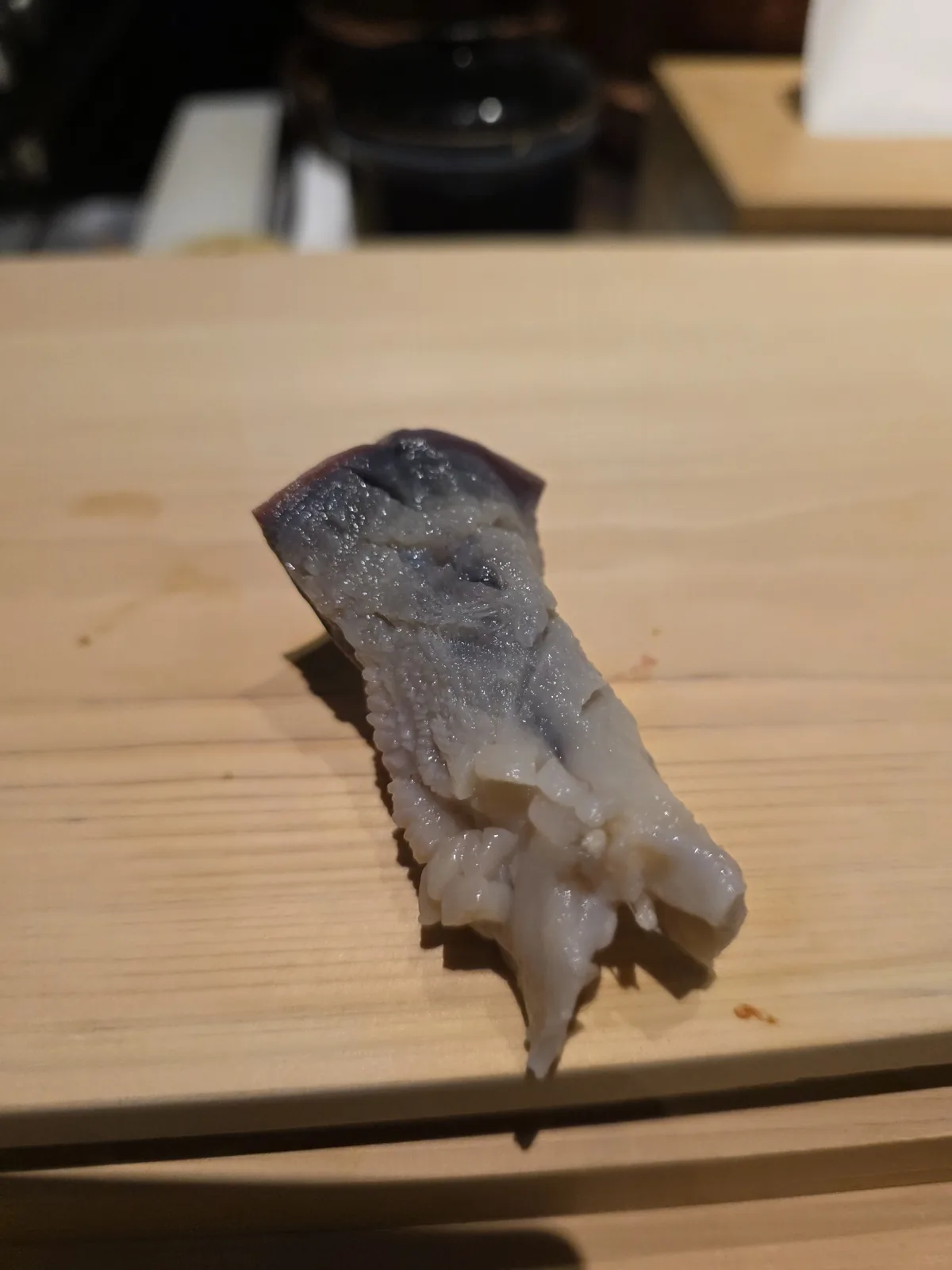 姫沙羅で提供された銀皮の魚の握り