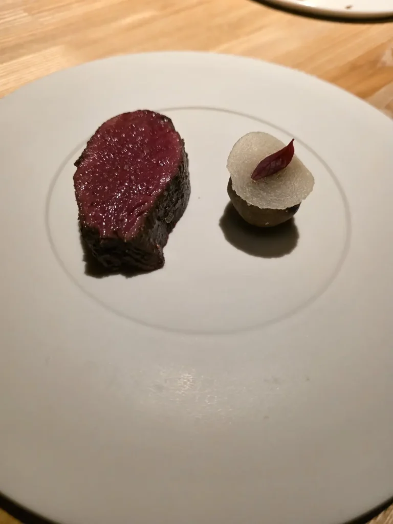 レスピラシオンのコースで供された鹿肉の一皿