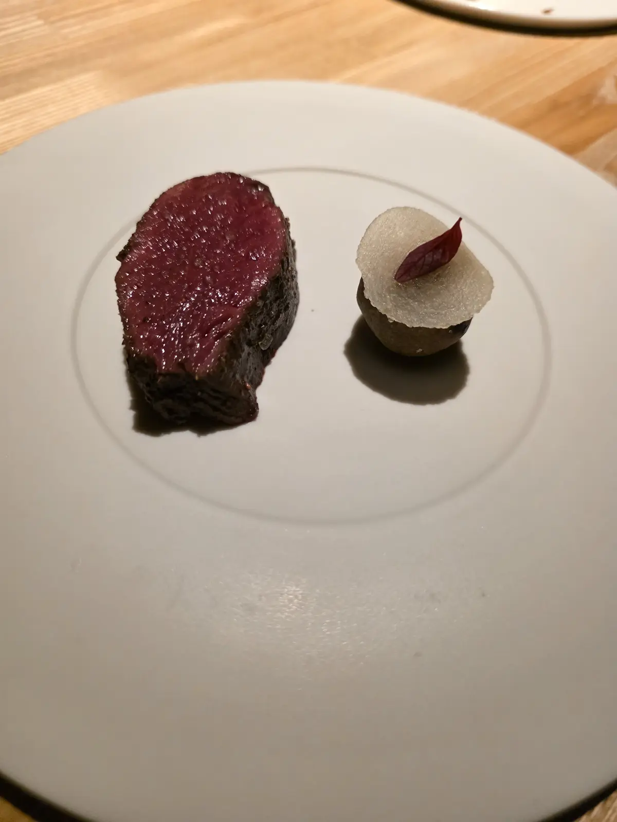 レスピラシオンのコースで供された鹿肉の一皿