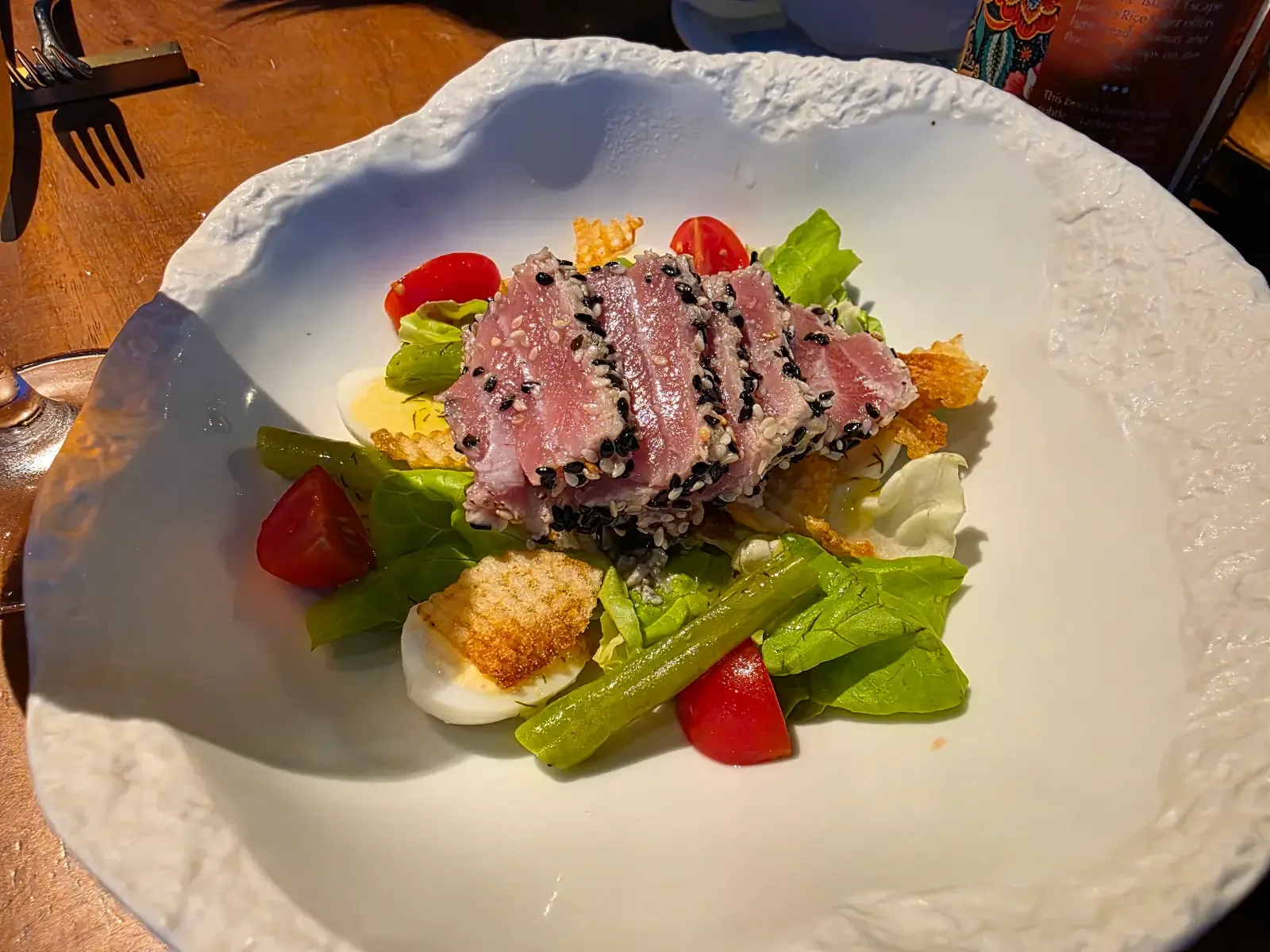Ocean Restaurantで野菜とともに盛り付けられた一皿