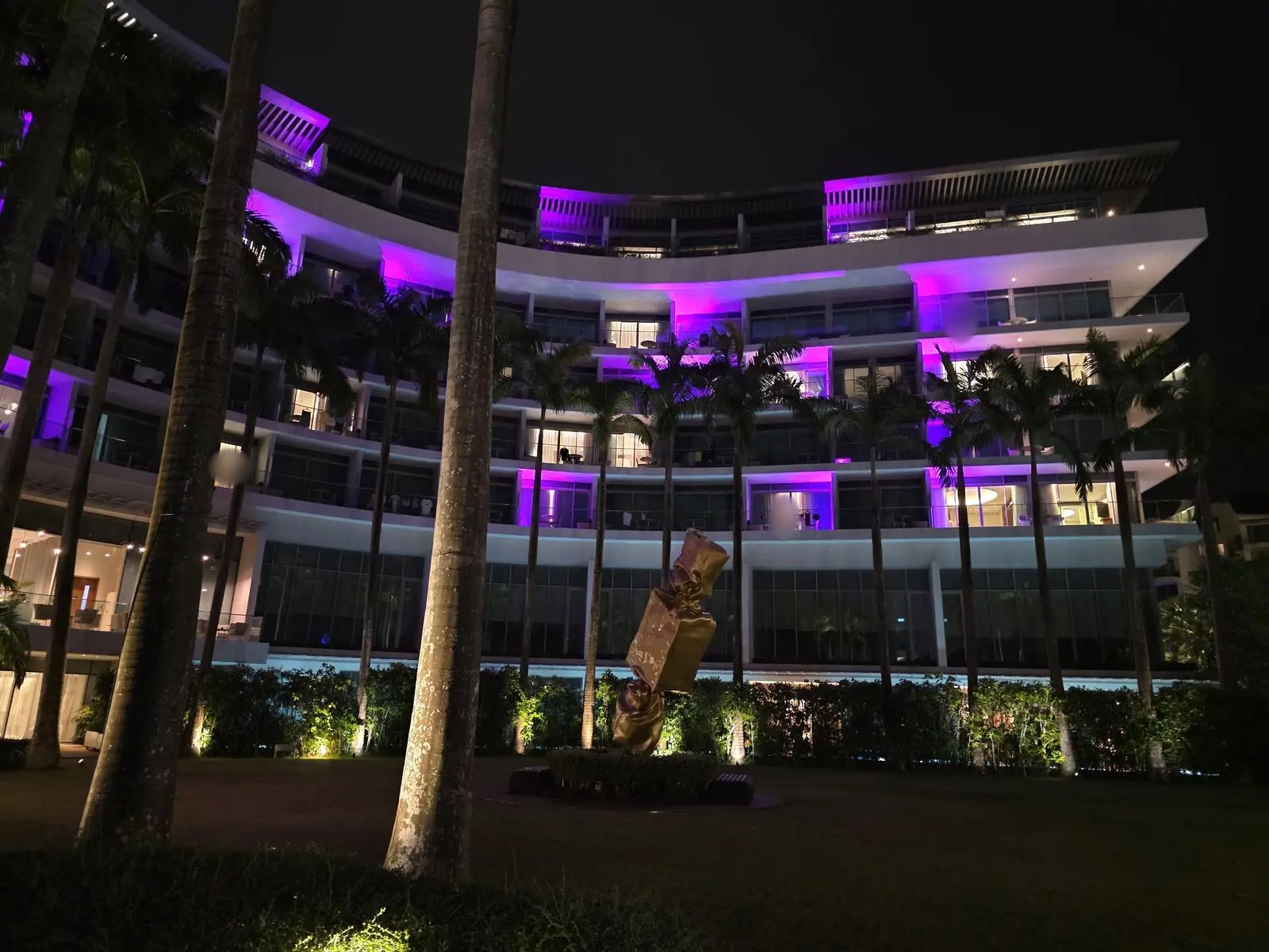 夜のW Singapore – Sentosa Coveの外観