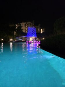 光るプールと夜のホテル