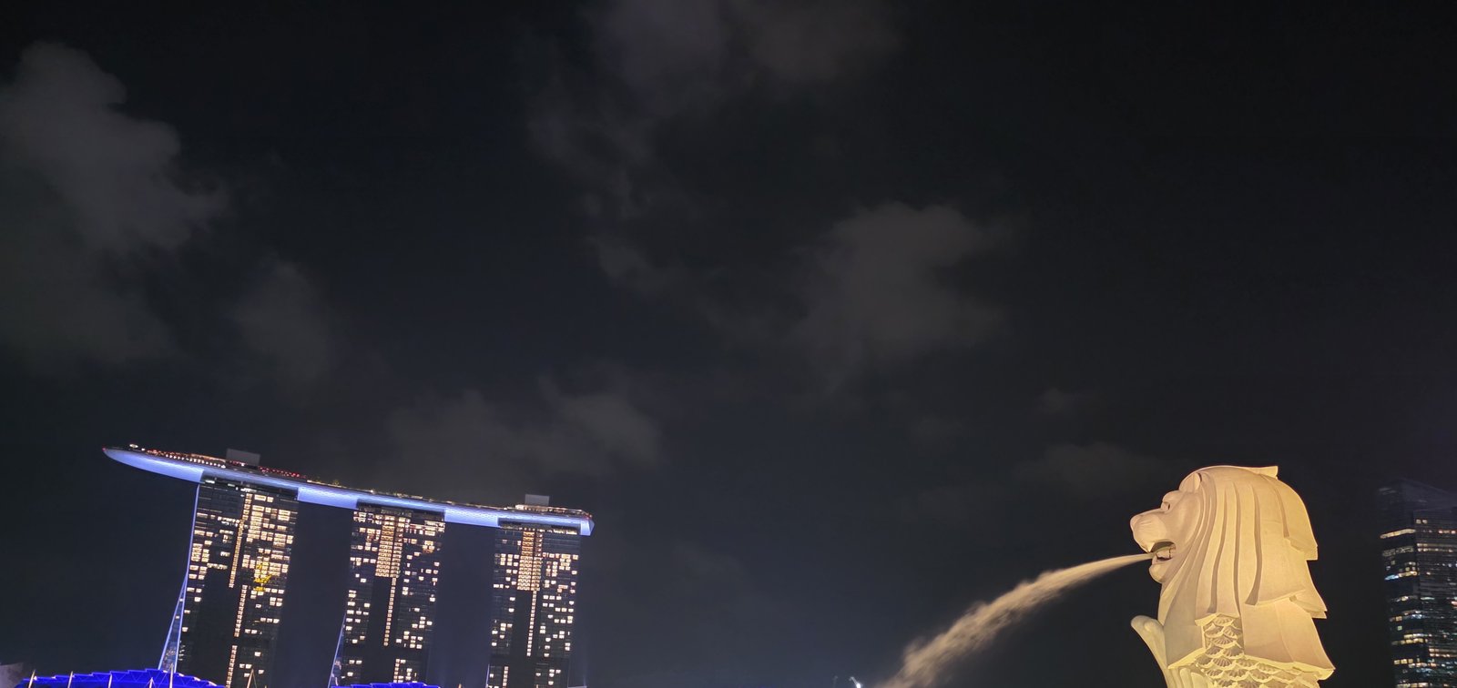 夜のマーライオンとMarina Bay Sands