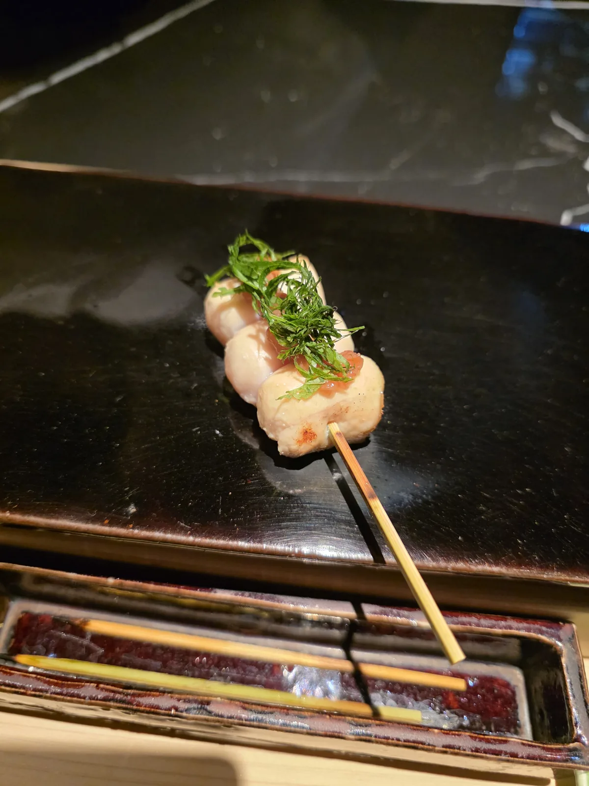 焼鳥 篠原で薬味が添えられた串