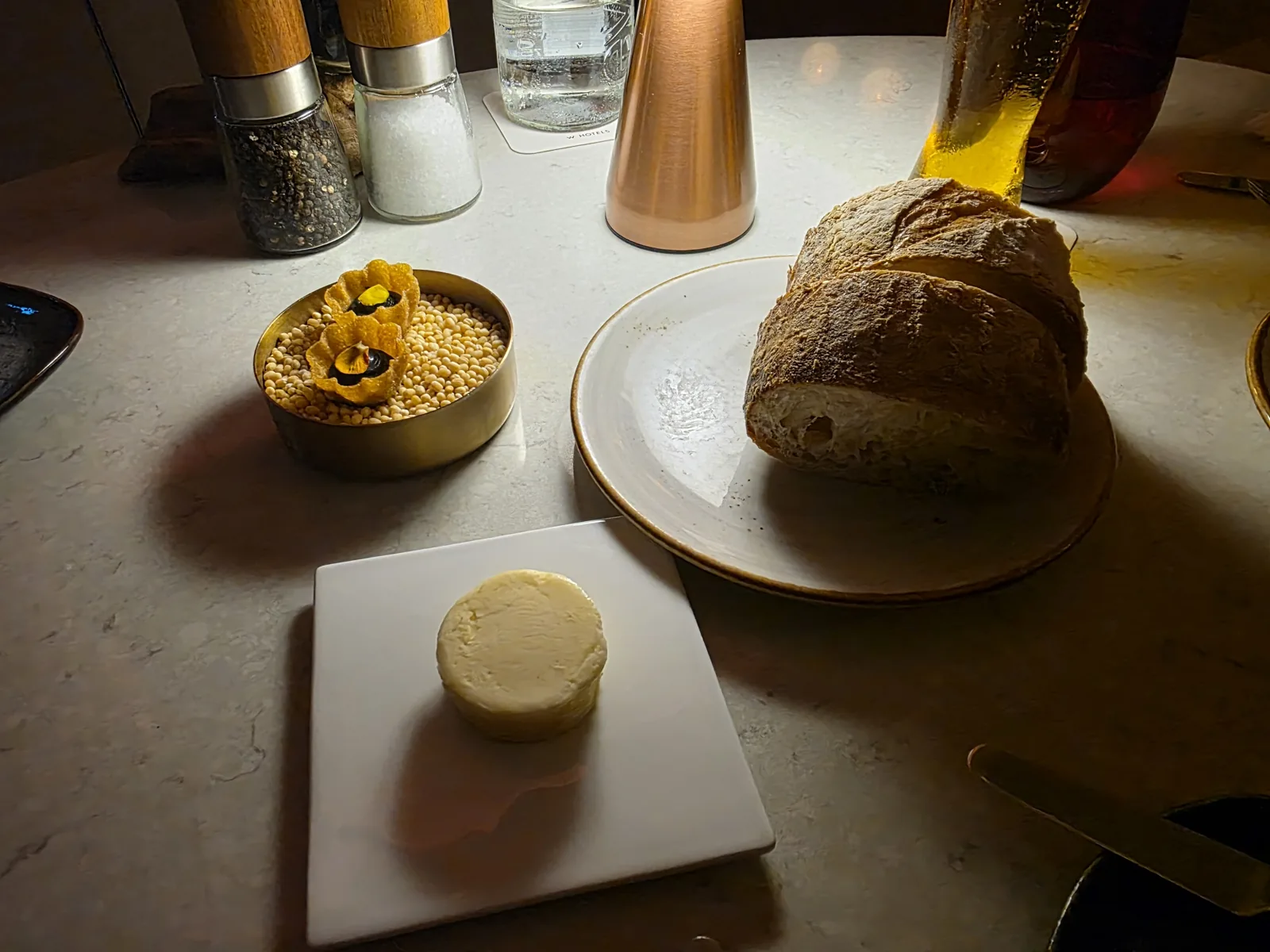 SKIRTで食べたパンと燻製バター