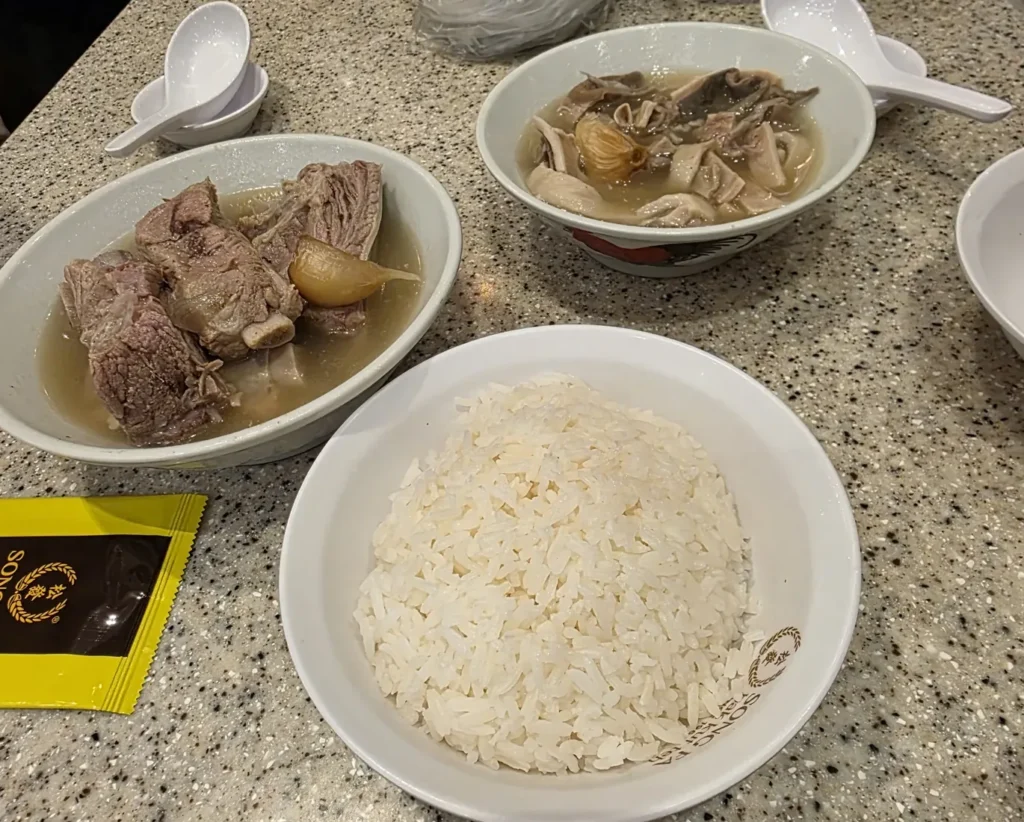 Song Fa Bak Kut Teh Jewel店で食べたリブのバクテー、ストマック、ライス