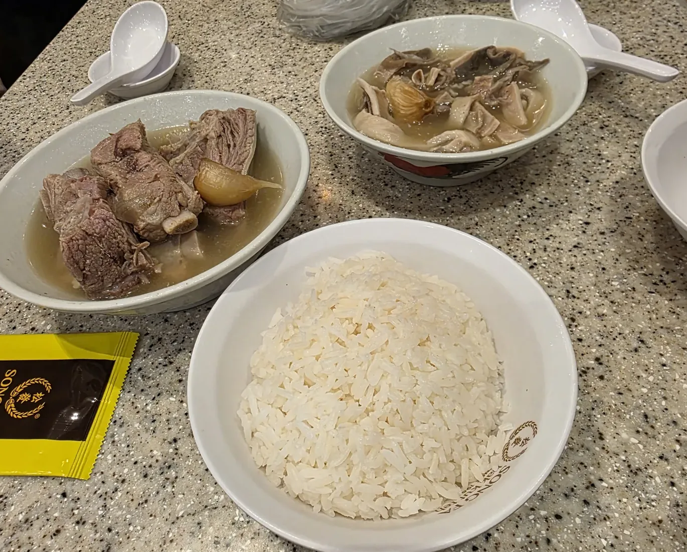 Song Fa Bak Kut Teh Jewel店で食べたリブのバクテー、ストマック、ライス