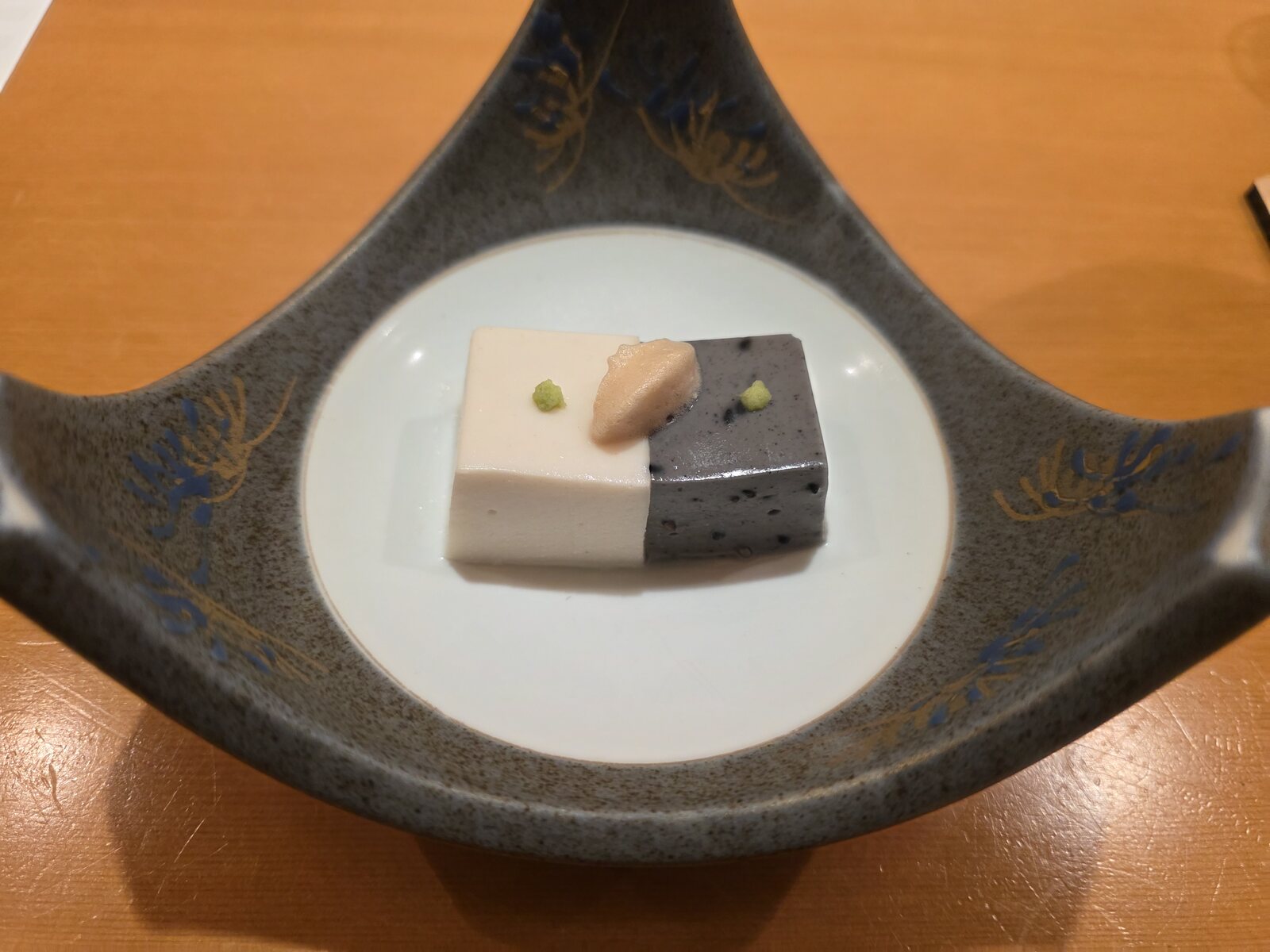 SOTOのコース序盤に供された胡麻豆腐