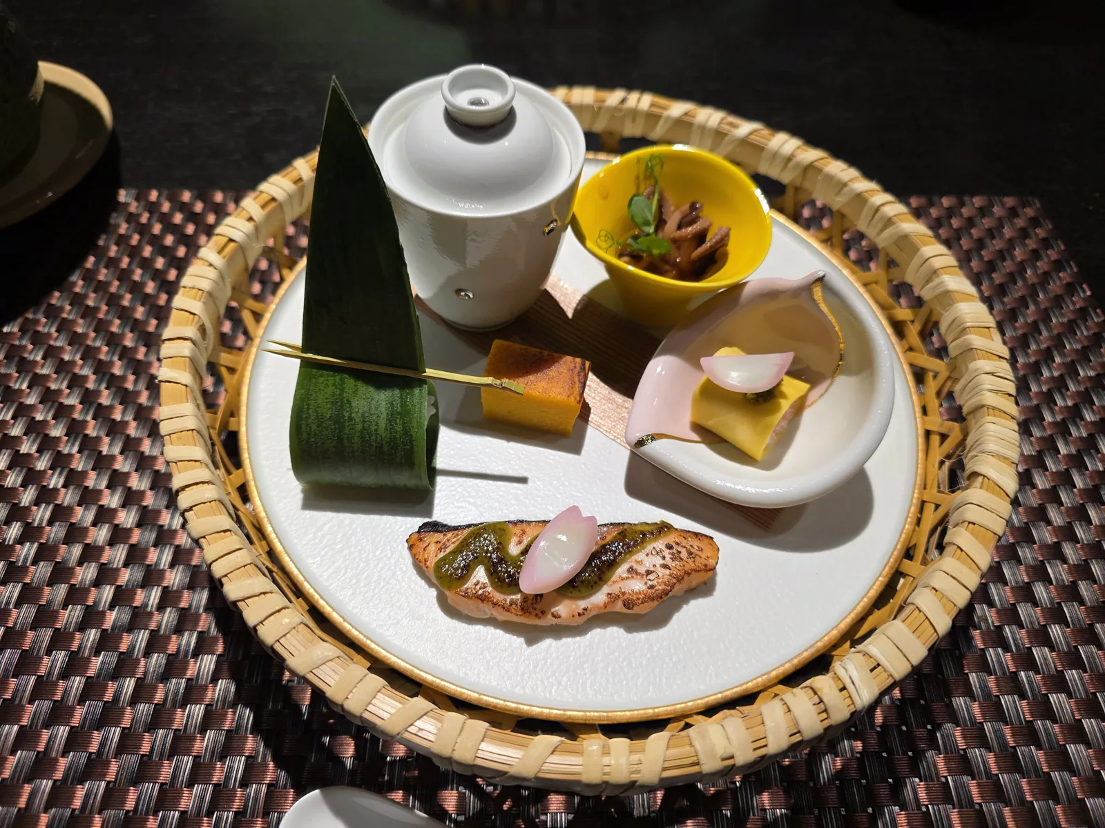 春の食材を盛り合わせた翠嶺の和会席