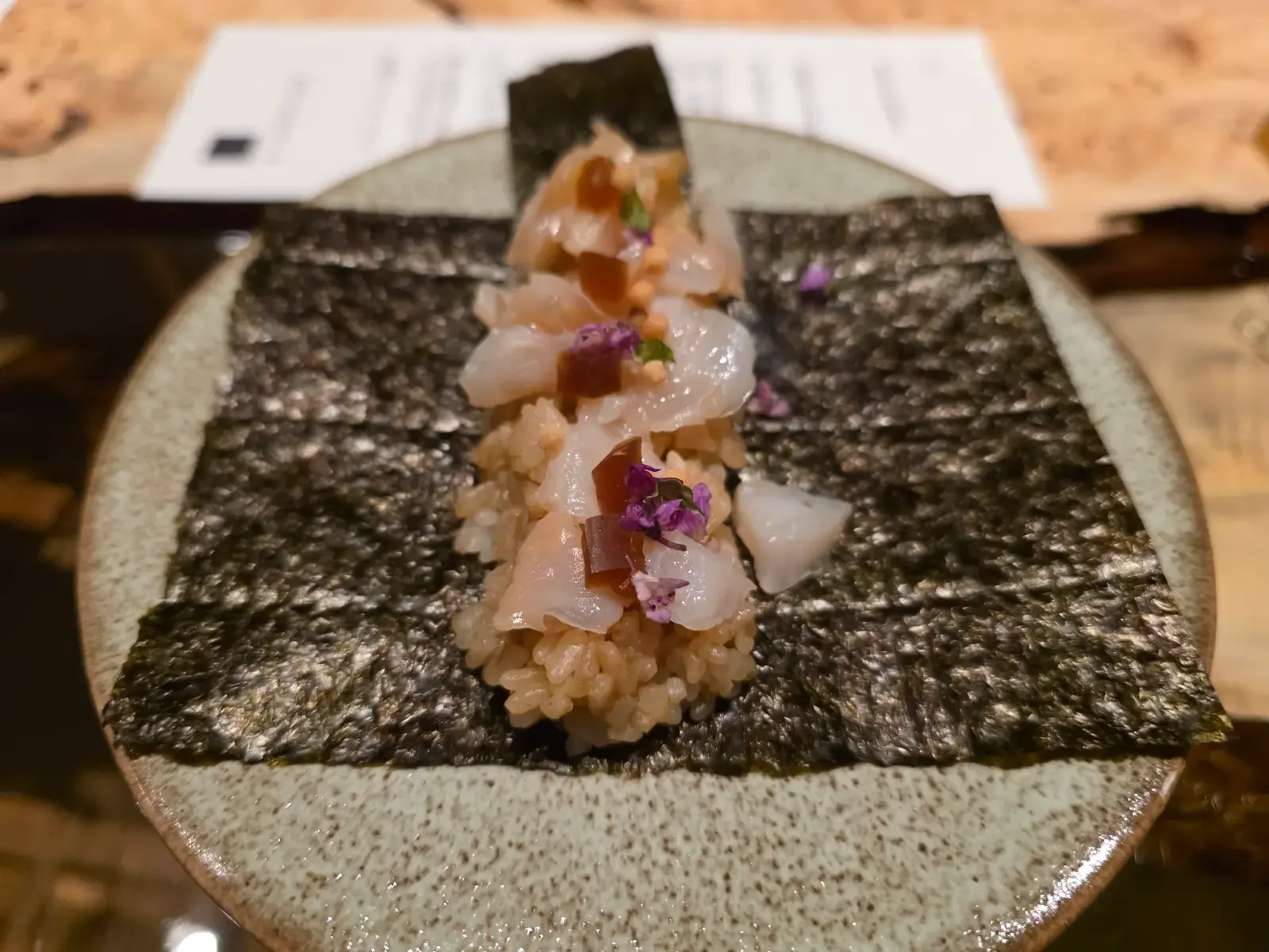 匿 玄で提供された海苔と魚介を使った一皿