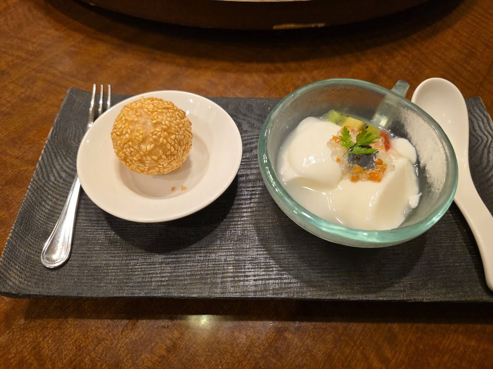 香港酒家 富紀のごま団子と杏仁豆腐