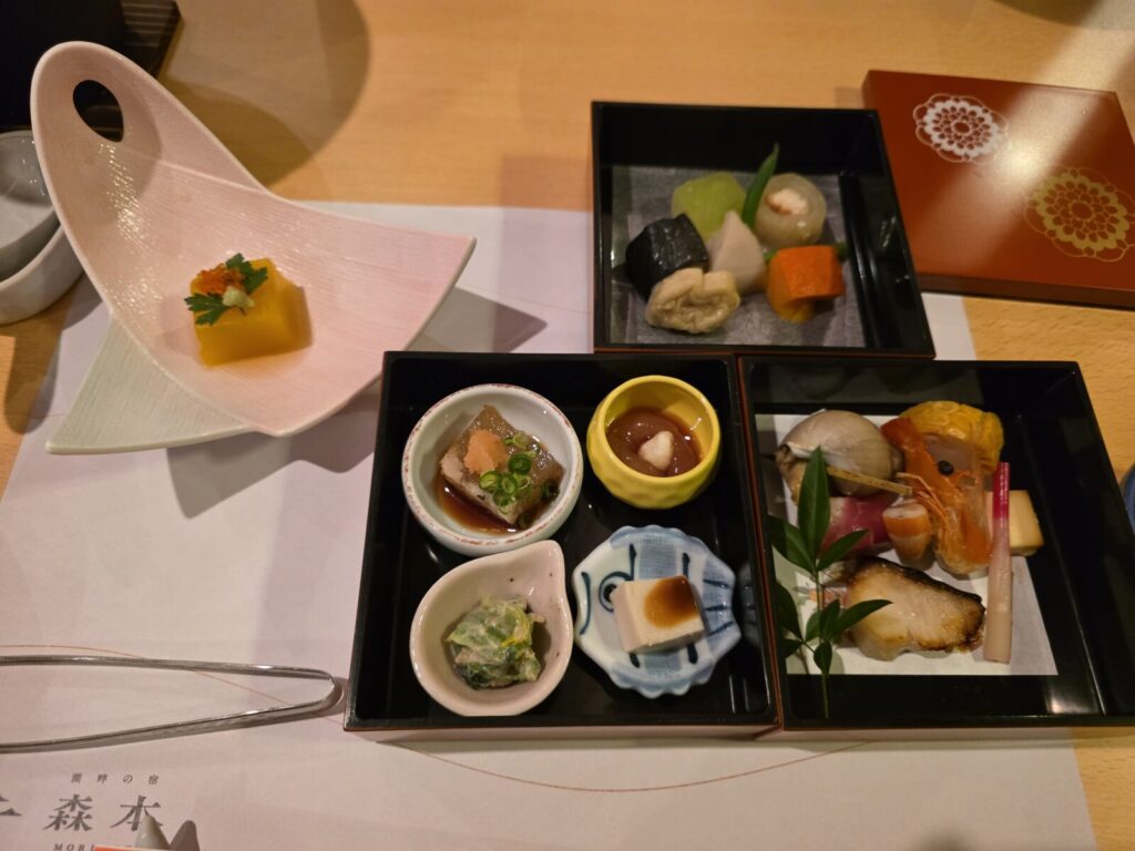 湖畔の宿 森本の夕食に出た三段小重