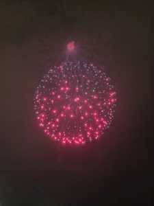 2026年8月1日に富山市で撮影した赤と白の花火