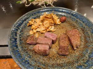 金沢・六角堂本店で提供された鉄板焼きのステーキ