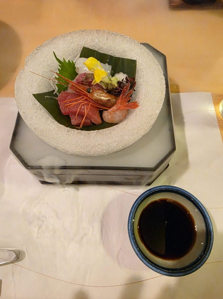 湖畔の宿 森本の夕食で提供された氷鉢のお造り