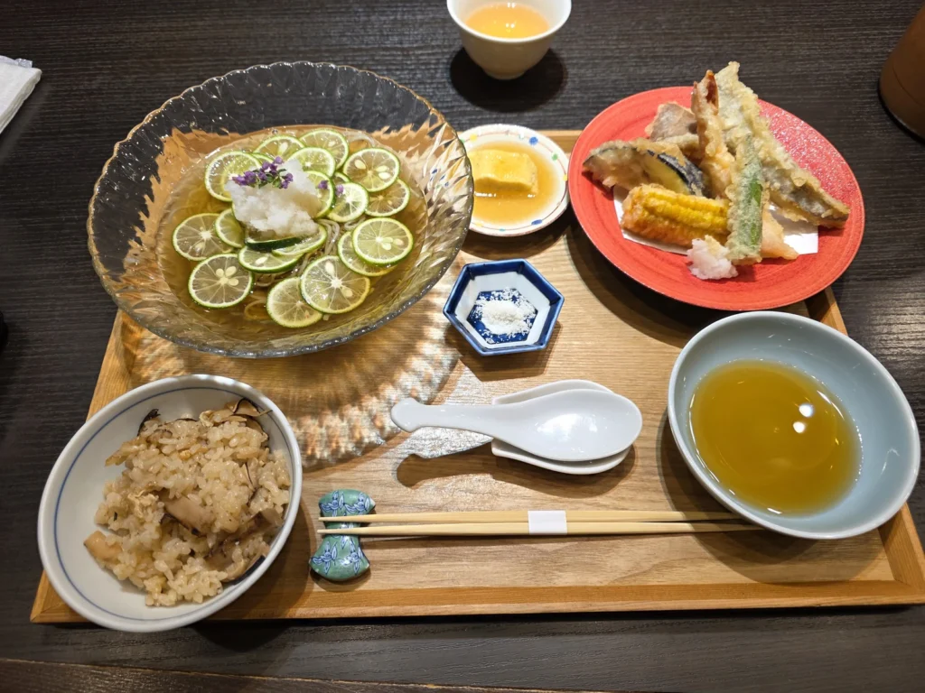 高志の恵み 玄で食べた、すだち蕎麦と天ぷら、ご飯の昼食