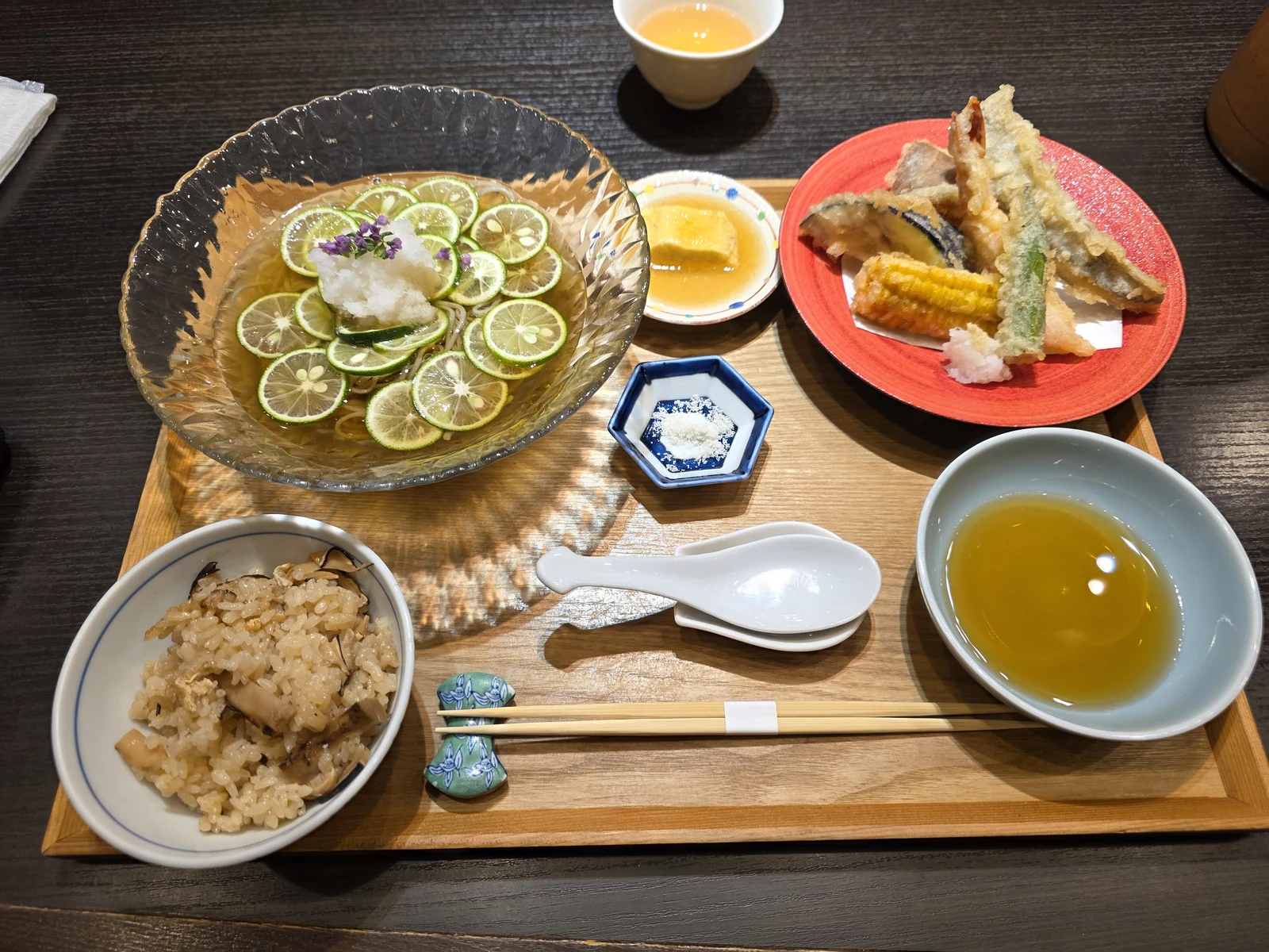 高志の恵み 玄で2026年9月に食べたランチ。すだち蕎麦、赤い皿の天ぷら、松茸ご飯などが木の盆に並ぶ本人撮影写真。