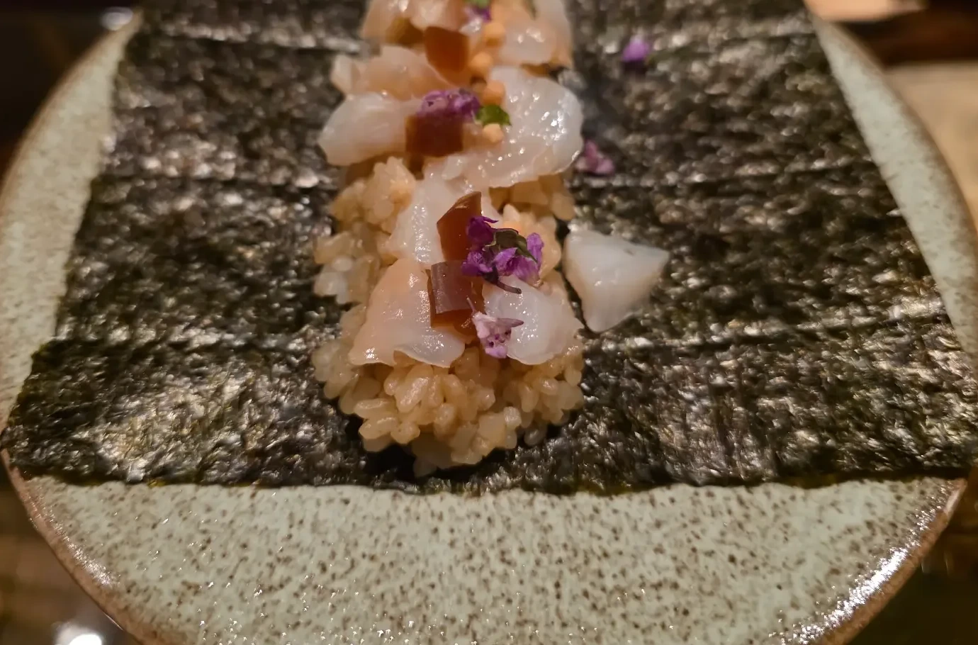 匿 玄で提供された海苔と魚介を使った一皿