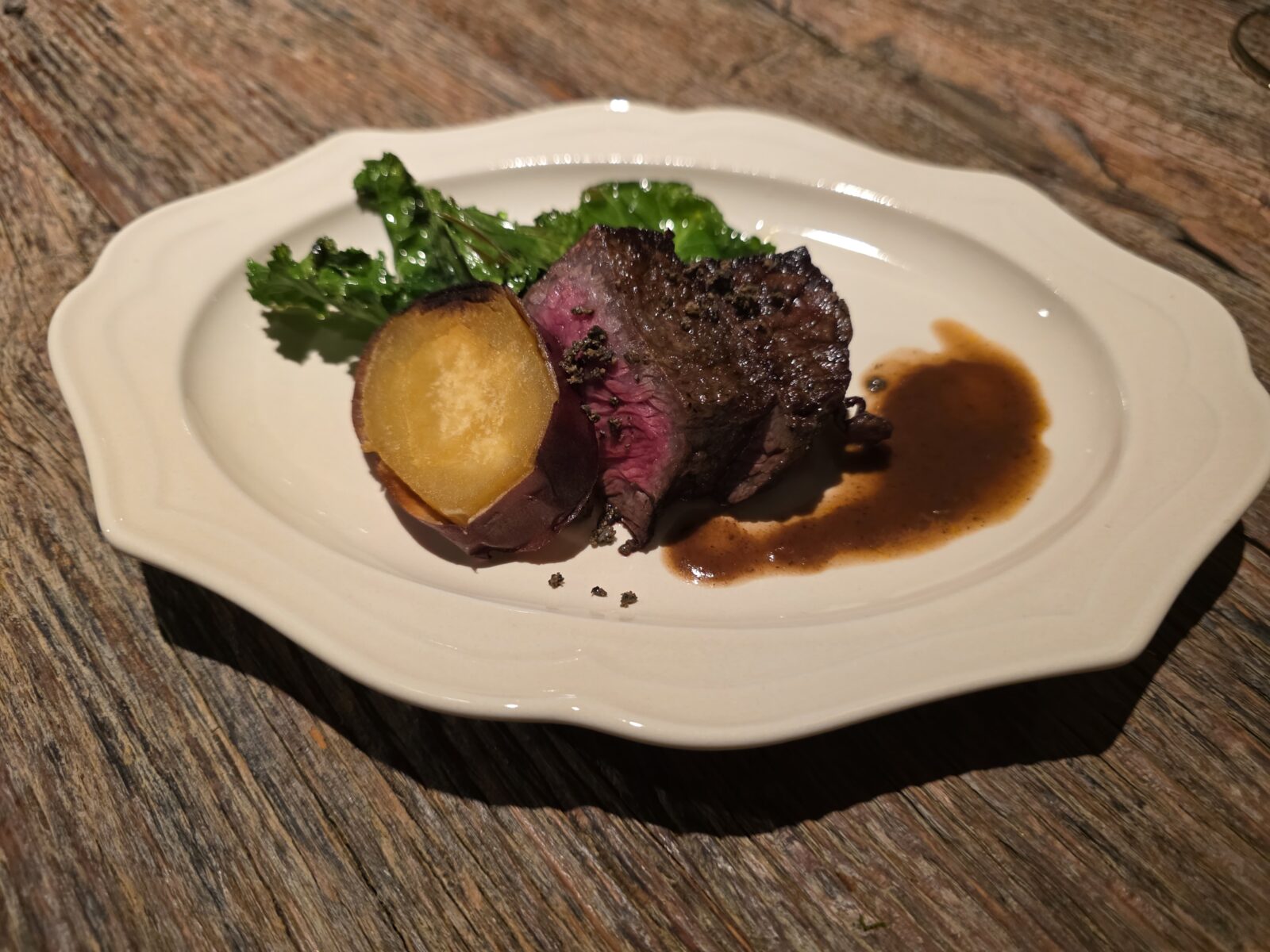 富山ル・グルトンのクリスマスコースで白い皿に盛られた料理
