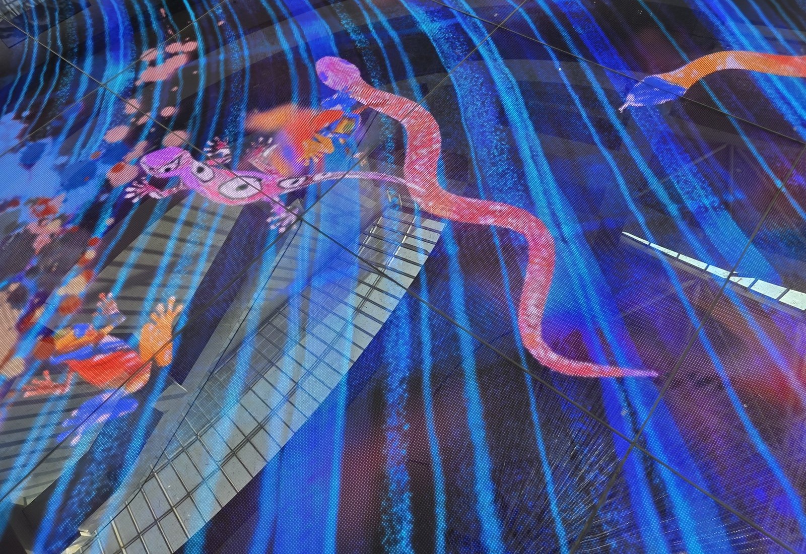 Digital Light Canvasの床に映し出された塗り絵