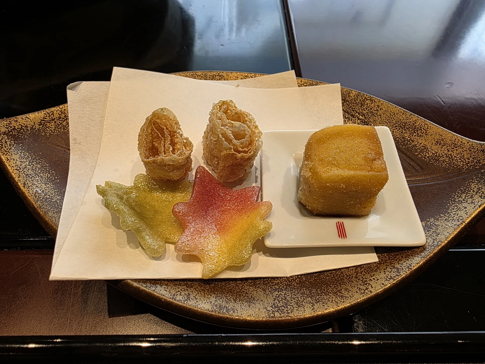 むし養いで出た揚げ物の皿