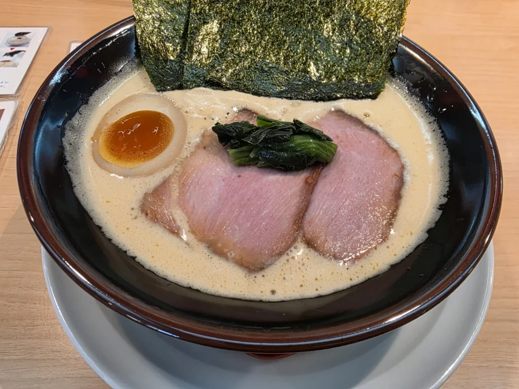 ミカク製麺所で食べた家系泡鶏白湯